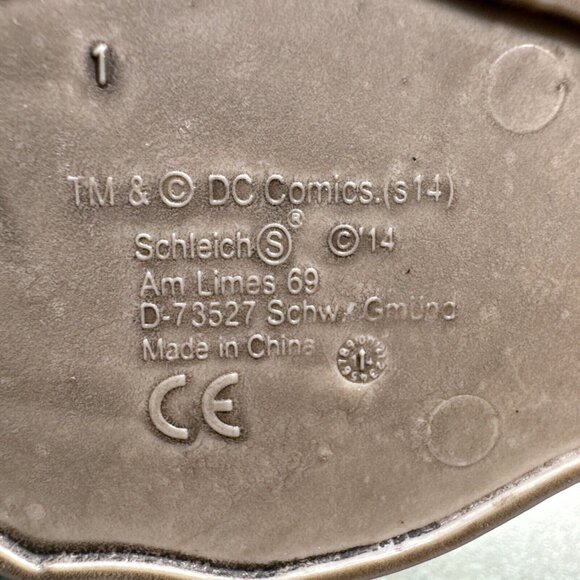 Batman Dark Knight 4" Action Figure Black Gold Belt DC Comics Schleich 2015 - Picture 3 of 3